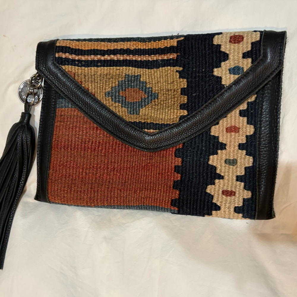 Tylie Malibu Clutch